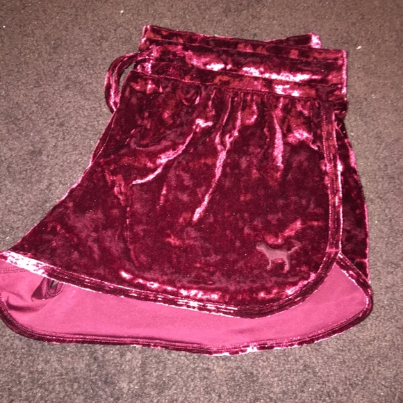 A pair of velvet shorts - Picture 2 of 3